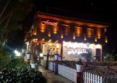 نمای بیرون در شب کافه رستوران فراتی