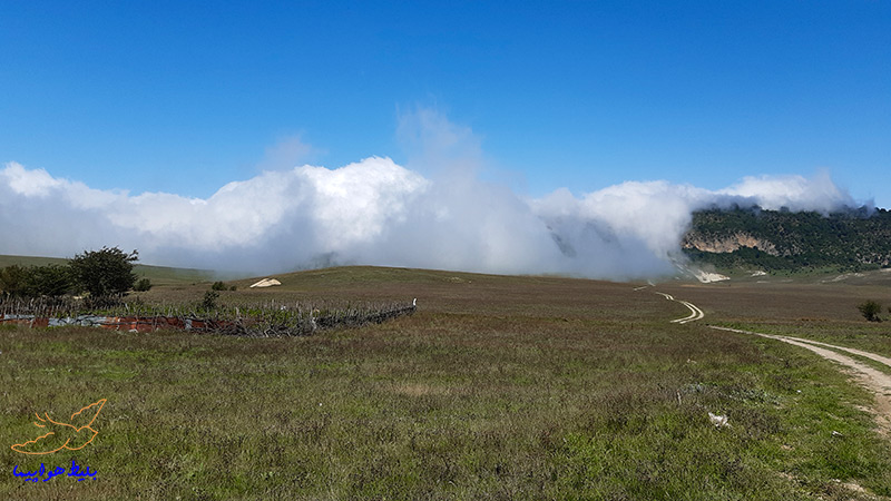 تصویر بسیار زیبا از برخورد مه و کوه جانما به یکدیگر در روستای جهانما