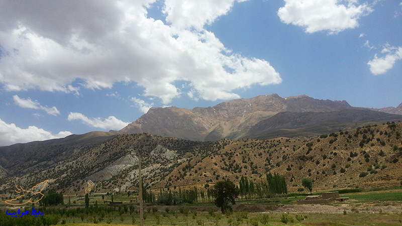 تصویر بسیار زیبا از عظمت کوه جهان نما در روستایی که در دامنه کوه قرار دارد