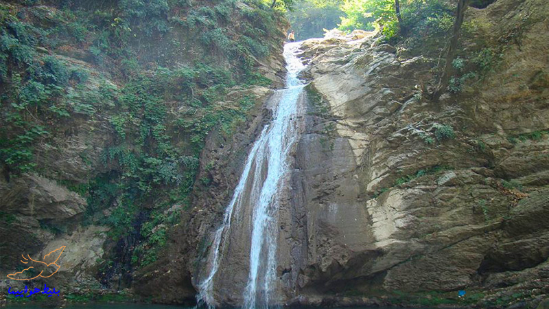 تصویر زیبای نمای نزدیک آبشار شیرآباد